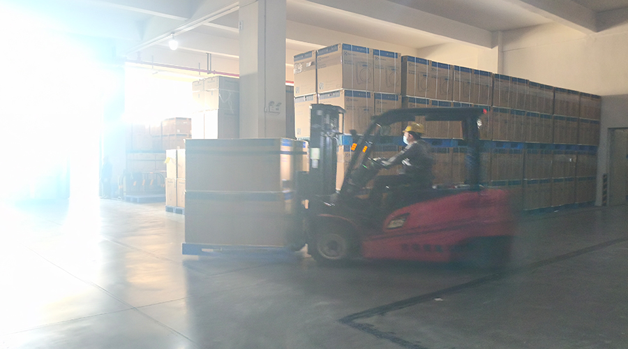 倉庫繁忙，每日多條柜滾筒干衣機發(fā)往全球