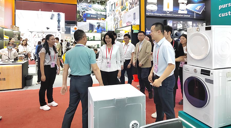 廣交會迎來大咖！江門市市長親臨金環(huán)電器展位參觀交流