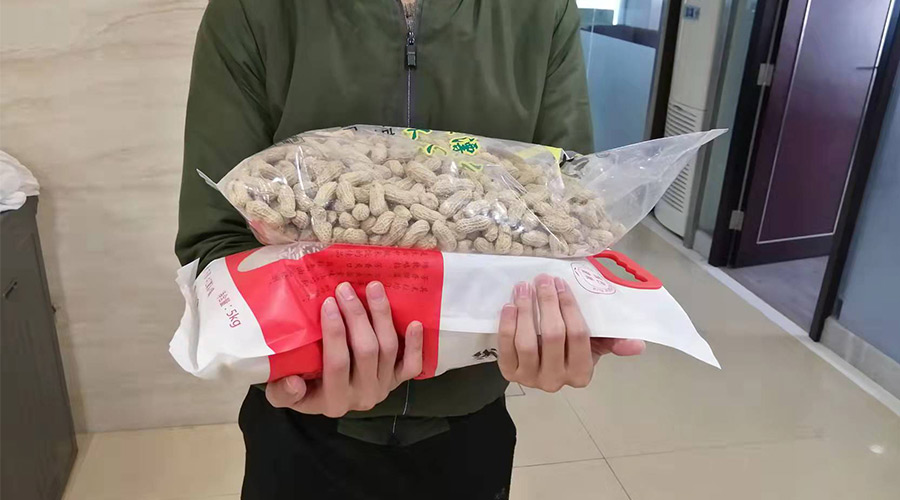 新春關(guān)懷 禮滿情暖！金環(huán)電器給員工發(fā)年貨