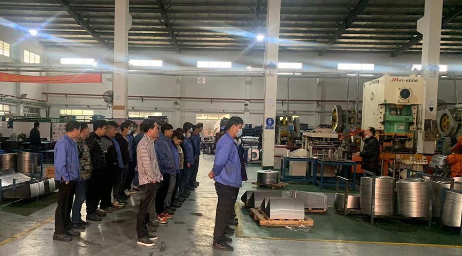 意氣奮發(fā)！金環(huán)電器沖壓車間組織人員開展例行早會(huì)